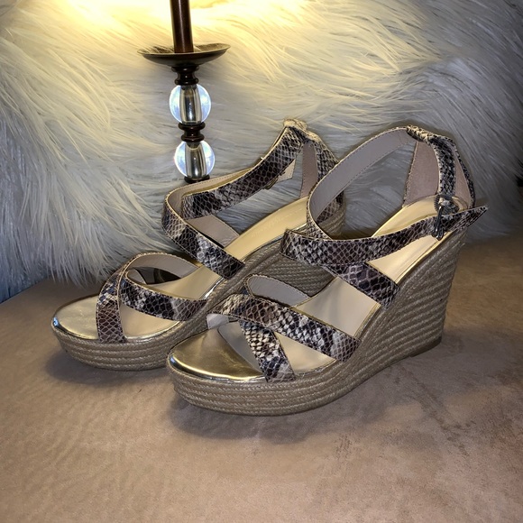 “Banana Republic” - Picture 2 of 8